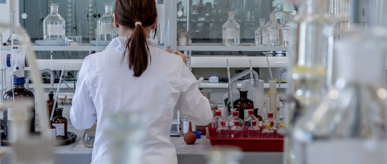 El efecto de los AINEs se ve incrementado cuando se asocia a glucosamina, condroitina e insaponificables de soja y aguacate.